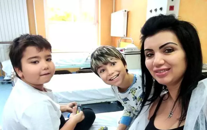 Adriana-Bahmuțeanu-și-cei-doi-băieți-1-1-1