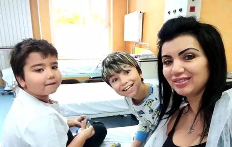 Adriana-Bahmuțeanu-și-cei-doi-băieți-1-1-1