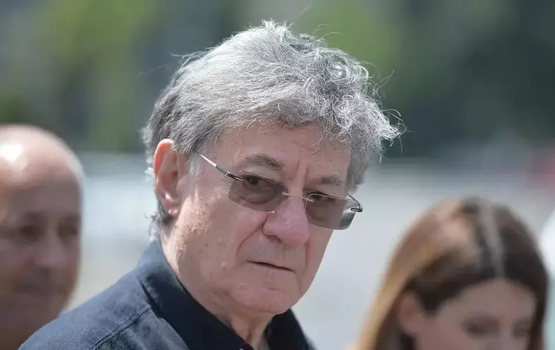 Ion-Caramitru-Revolutie-1