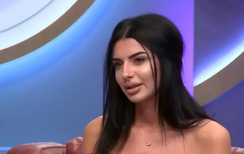 cine-este-amalia-strut-mireasa