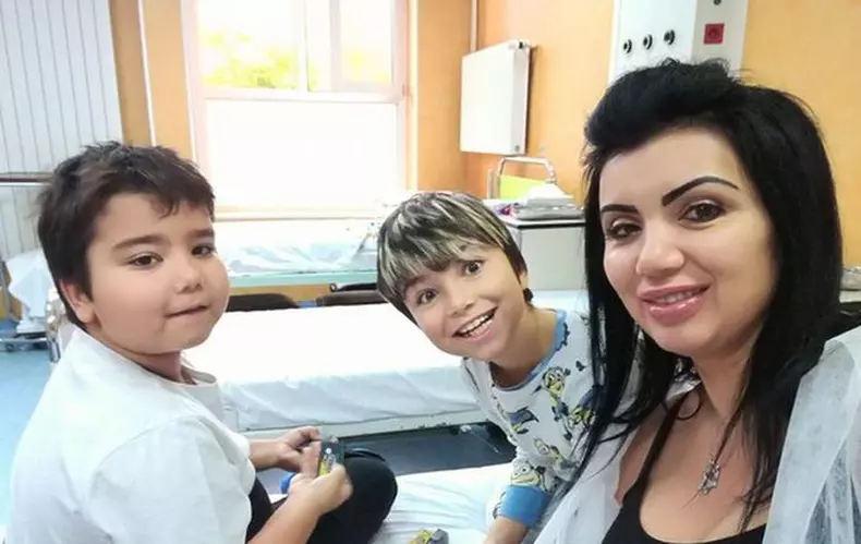 Adriana-Bahmuțeanu-și-cei-doi-băieți-1