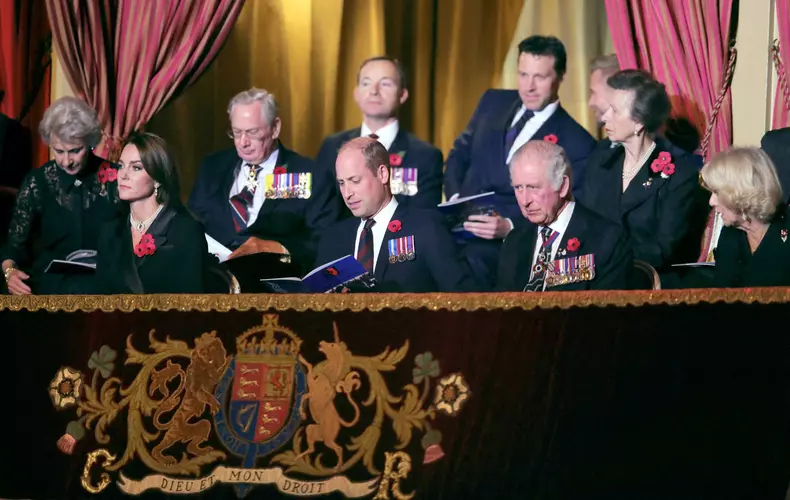 Cum a onorat-o Kate Middleton pe Regina Elisabeta în timpul ceremoniilor pentru Remembrance Day