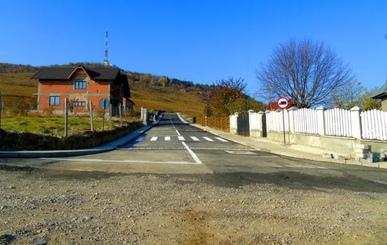 Strada asfaltată și marcată care duce spre nicăieri