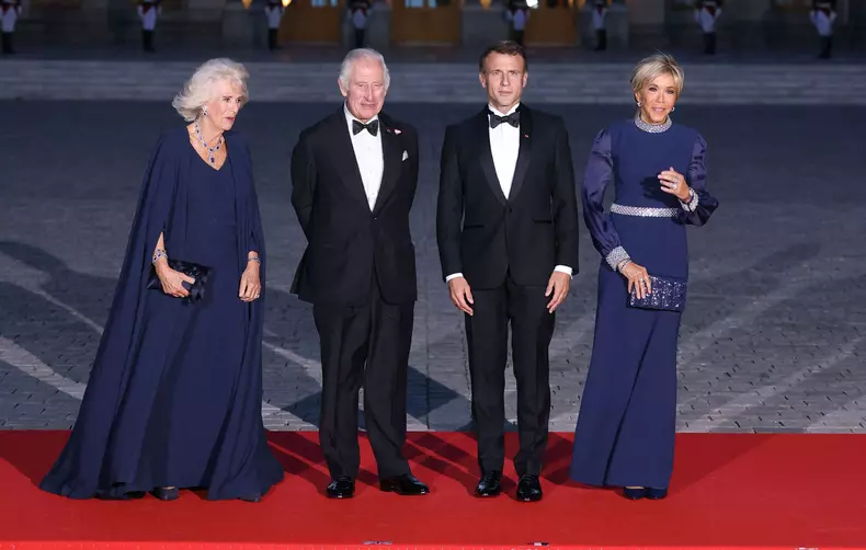 Regele Charles, discurs în onoarea părinților lui, la Palatul Versailles. Camilla a avut o apariție strălucitoare