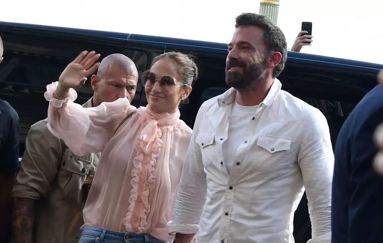 Ben Affleck et sa femme Jennifer Lopez, accompagnés de leurs enfants respectifs Seraphina et Emme, rentrent à l'hôtel de Crillon après un passage à la parfumerie "Sephora" à Paris