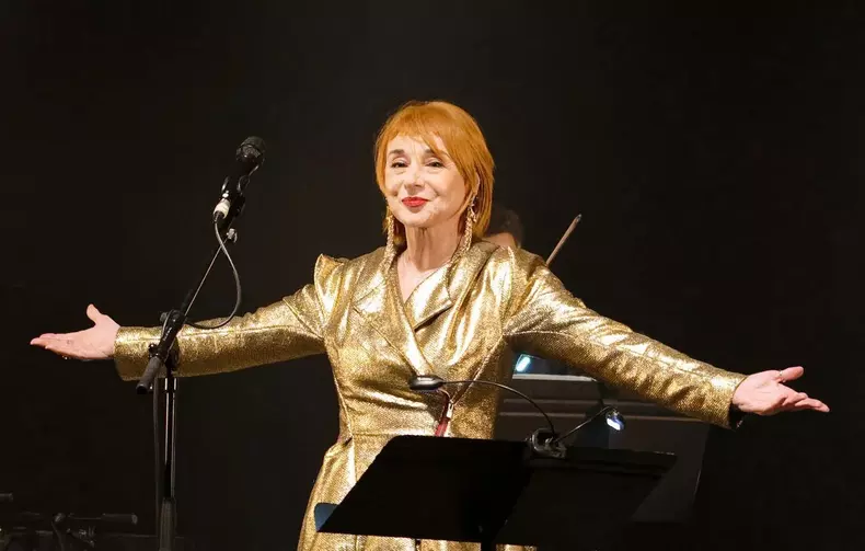 1444x920_the-portugese-fado-singer-misia-his-name-is-susana-maria-alfonso-de-aguiar-performs-live-at-la-cigale-paris-france-20-01-2020-sadaka-sada004-2002192334-credit-sadaka-edmond-sipa-2002192336