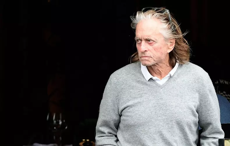 Exclusif - Michael Douglas et sa femme Catherine Zeta-Jones sont allés déjeuner au Café de l'Esplanade à Paris