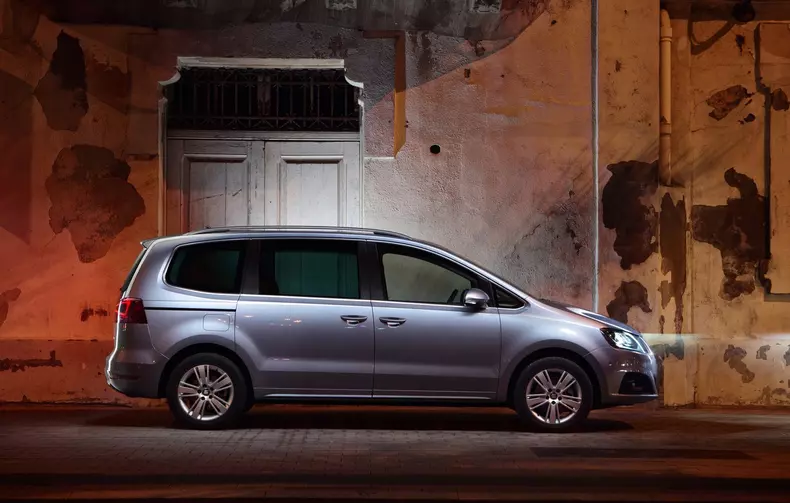 Seat-Alhambra-2016-1600-0a