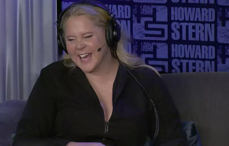 Amy Schumer dans l'émission de Howard Stern sur SiriusXM
