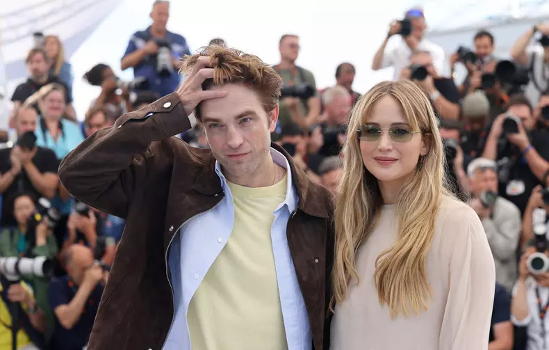 Robert Pattinson și Jennifer Lawrence la photocall-ul „Die My Love” la cea de-a 78-a ediție anuală a Festivalului de Film de la Cannes la Palais des Festivals în Cannes, Franța, pe 18 mai 2025