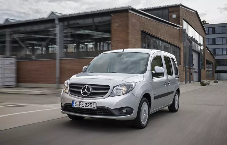 Citan 112, Kombi lang, Brillantsilber metallic, Fahraufnahme