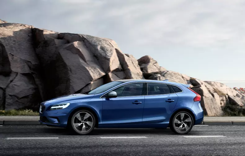 2016 volvo v40 facelift geneva (4)