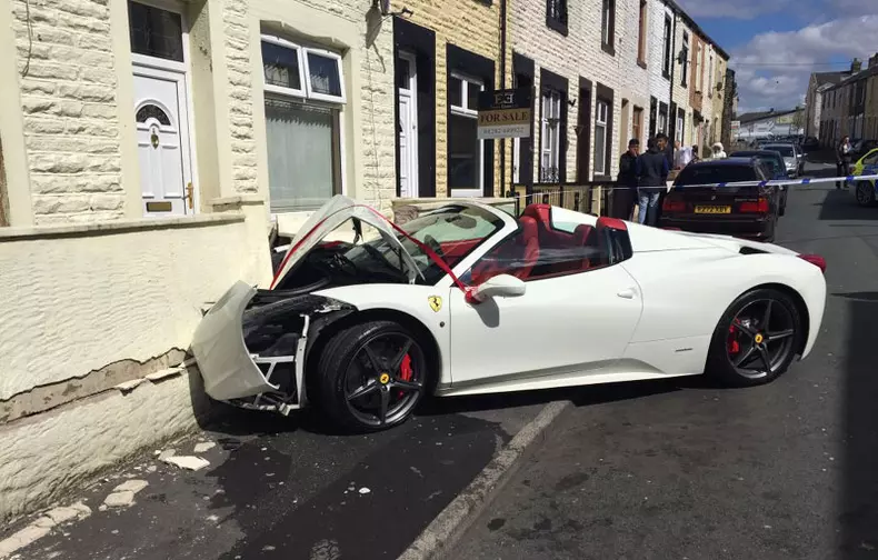 accident ferrari 458 spider (2)