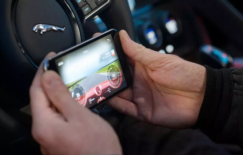 2017-jaguar-f-type-facelift-10