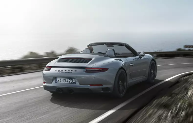 2017-porsche-911-gts-detroit-2017-16