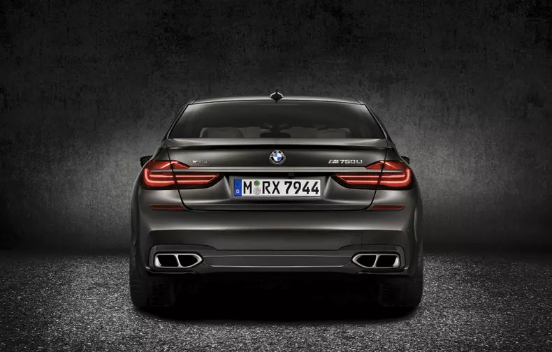 BMW M760Li spate