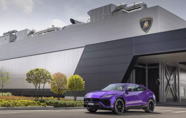 20000 Lamborghini Urus 2