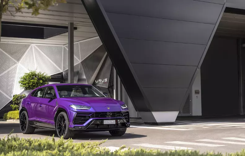 20000 Lamborghini Urus 3