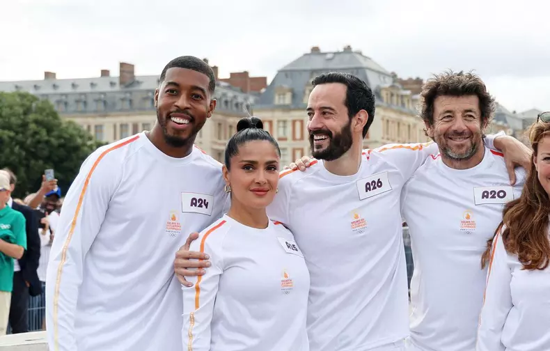 Salma Hayek et Patrick Bruel portent la flamme olympique des Jeux Olympiques de Paris 2024 (JO) au château de Versailles