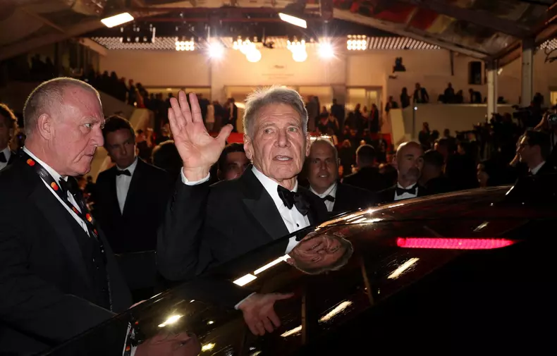 Calista Flockhart și Harrison Ford, spectaculoși pe covorul roșu de la Cannes 2023. Ce gafă au făcut organizatorii
