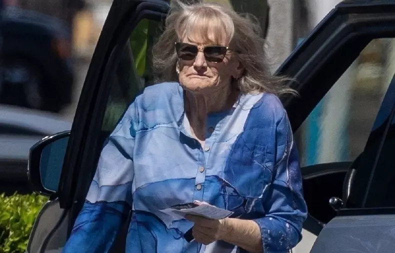 *PREMIUM-EXCLUSIVE* Michael Jackson’s Ex Debbie Rowe Reemerges Looking Different in First Public Outing in Years!
