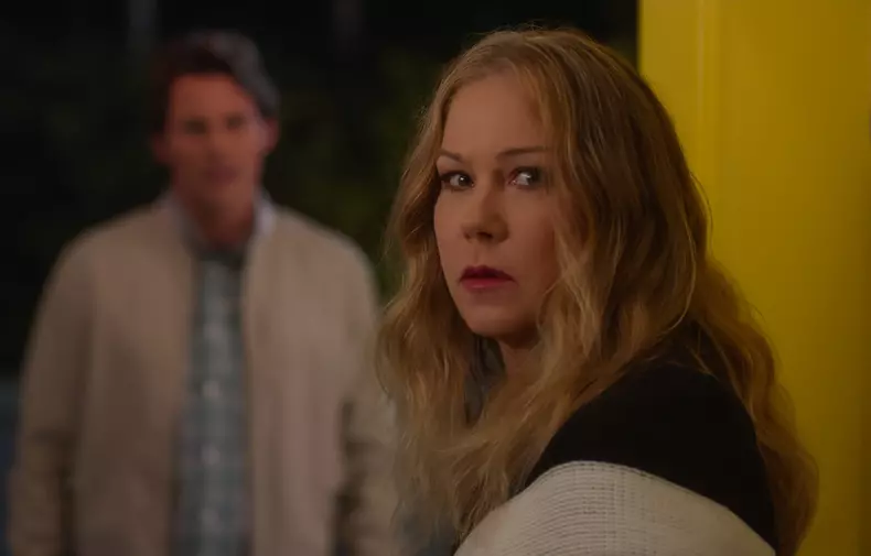 „Nu mai exiști pentru mine”/ „Dead to me”, serial Netflix. Tot ce trebuie să știți despre sezonul trei al serialului cu Christina Applegate