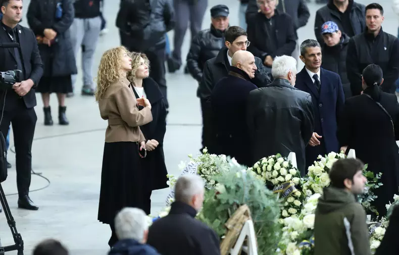 George Copos și soția Elena, în lacrimi la funeraliile lui Mircea Lucescu FOTO: Dumitru Angelescu/Libertatea