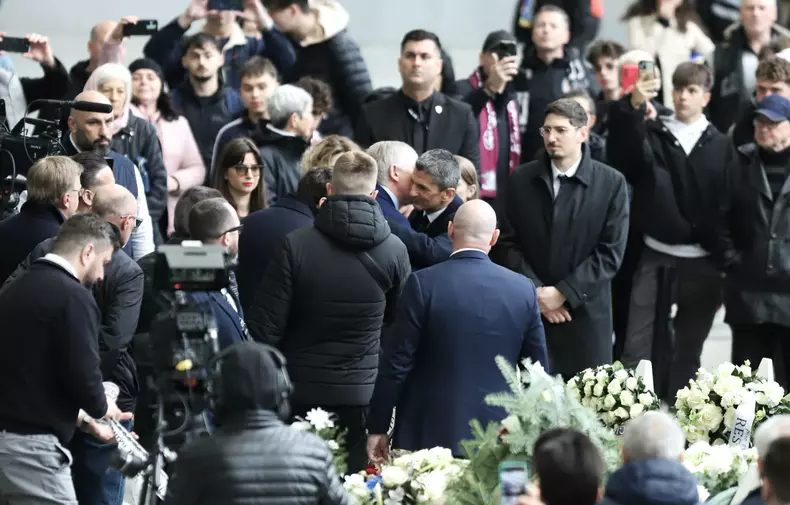 George Copos și soția Elena, în lacrimi la funeraliile lui Mircea Lucescu FOTO: Dumitru Angelescu/Libertatea