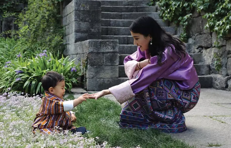 Imagini rare cu adorabilul Print al Bhutanului