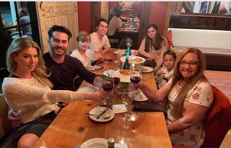 Alina Vidican și copiii ei, Alexandru și Gloria, la ziua de naștere a soacrei sale, mama soțului ei, Claude Senhoretti