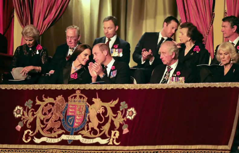 Cum a onorat-o Kate Middleton pe Regina Elisabeta în timpul ceremoniilor pentru Remembrance Day