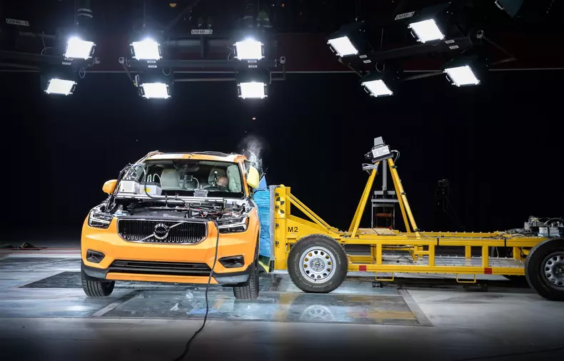 New Volvo XC40 – Crash Test side impact – from front