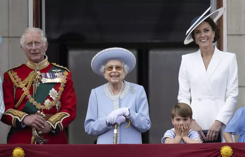 Kate Middleton n-a reușit să îl stăpânească pe Prințul Louis. Micuțul a furat din nou spectacolul la Jubileul de Platină