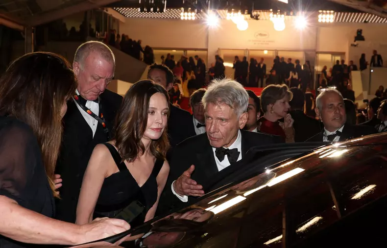 Calista Flockhart și Harrison Ford, spectaculoși pe covorul roșu de la Cannes 2023. Ce gafă au făcut organizatorii