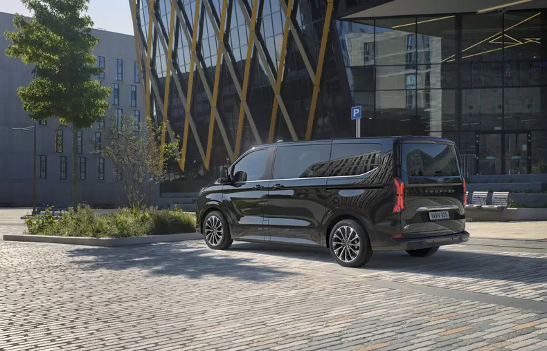 Ford Pro E-Tourneo Custom 008