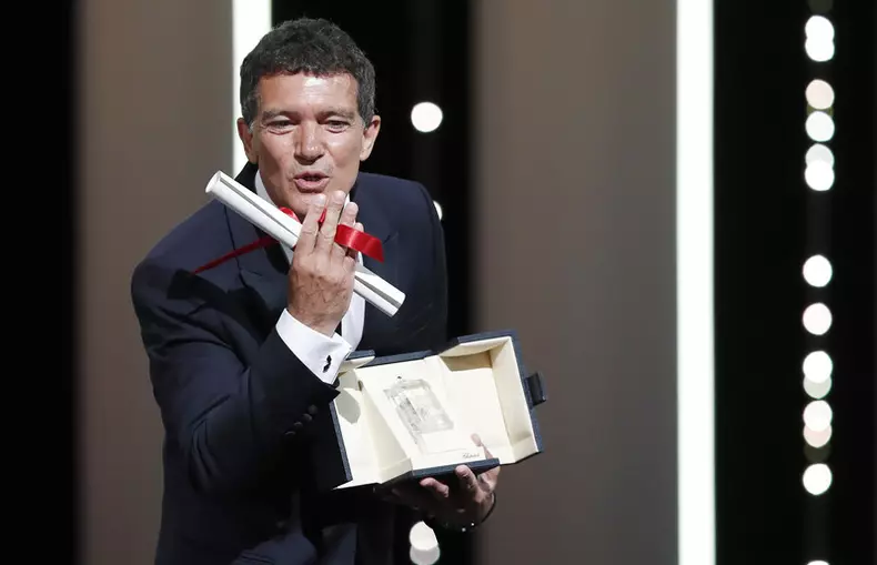 Antonio Banderas primeste premiul pentru ”Cel mai bun actor”, pentru pelicula  "Dolor Y Gloria", la Cannes, in 2019