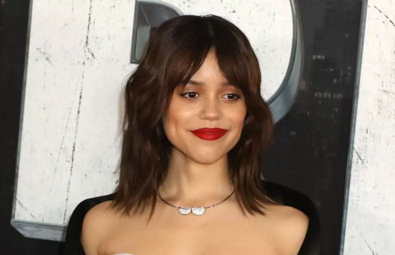 Jenna Ortega, accident vestimentar pe covorul roșu, în Los Angeles. Ce s-a întâmplat cu rochia actriței
