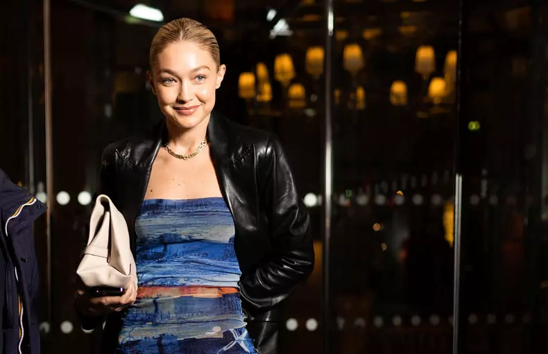 Gigi Hadid quitte son hôtel, le Royal Monceau - Raffles Paris lors de la Fashion Week de Paris (PFW)