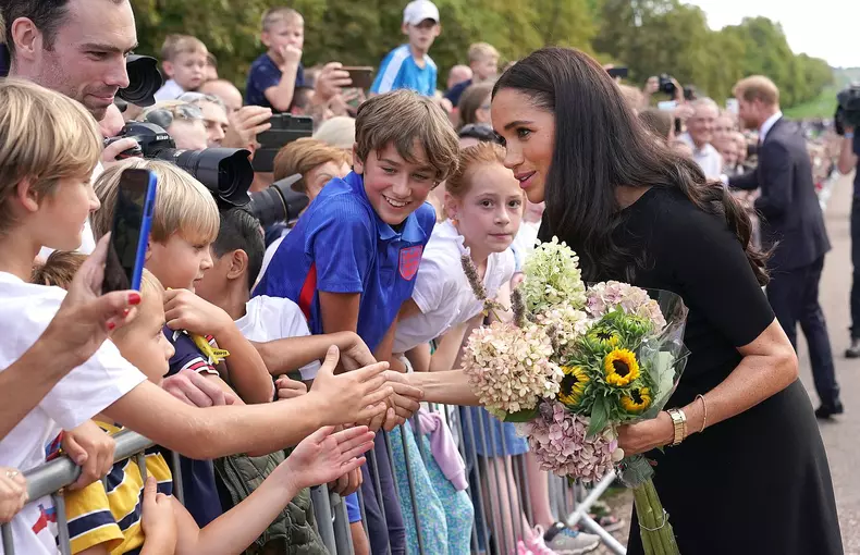 Gestul surprinzător făcut de o adolescentă față de Meghan Markle, la Castelul Windsor