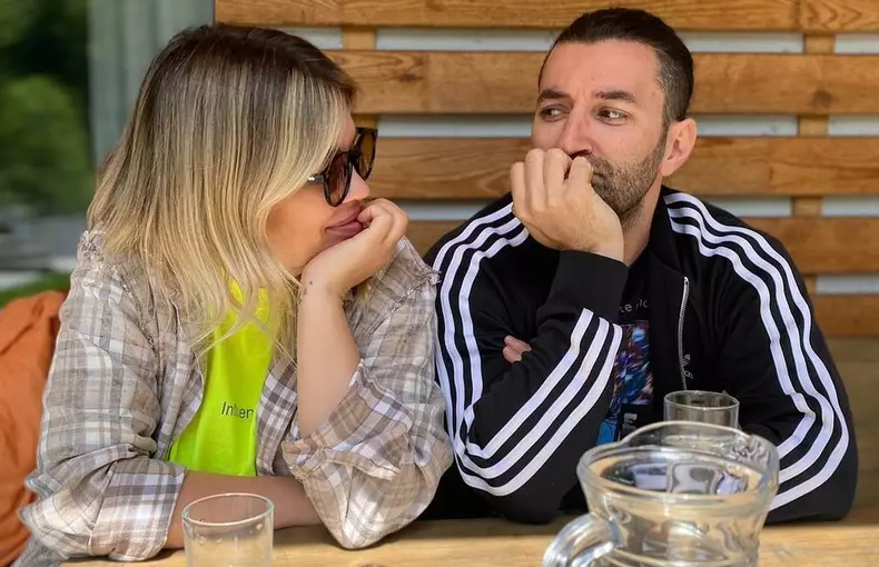 Smiley și Gina Pistol plănuiesc botezul micuței Josephine. Nu o să aibă două perechi de nași