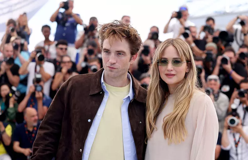 Robert Pattinson și Jennifer Lawrence la photocall-ul „Die My Love” la cea de-a 78-a ediție anuală a Festivalului de Film de la Cannes la Palais des Festivals în Cannes, Franța, pe 18 mai 2025