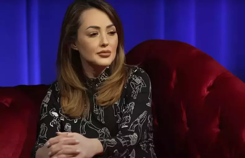 nidia-moculescu-in-oglinda