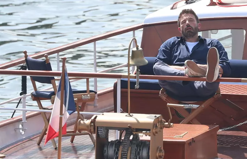 Imagini virale cu Ben Affleck dormind cu gura deschisă în luna de miere. Explicația se află în contractul prenupțial impus de JLo
