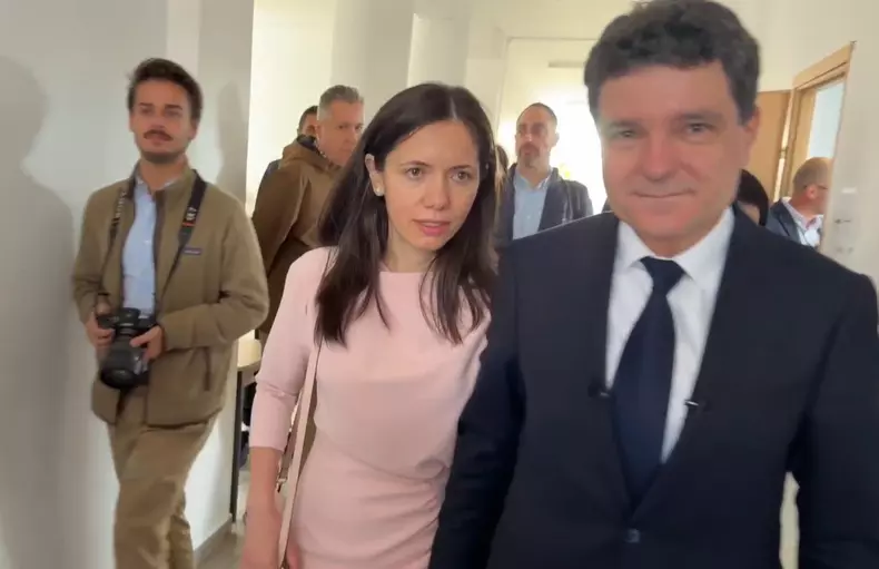 Mirabela Grădinaru și Nicușor Dan la secția de votare (13)