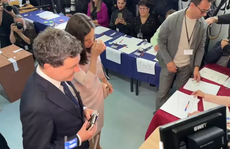 Mirabela Grădinaru și Nicușor Dan la secția de votare (3)