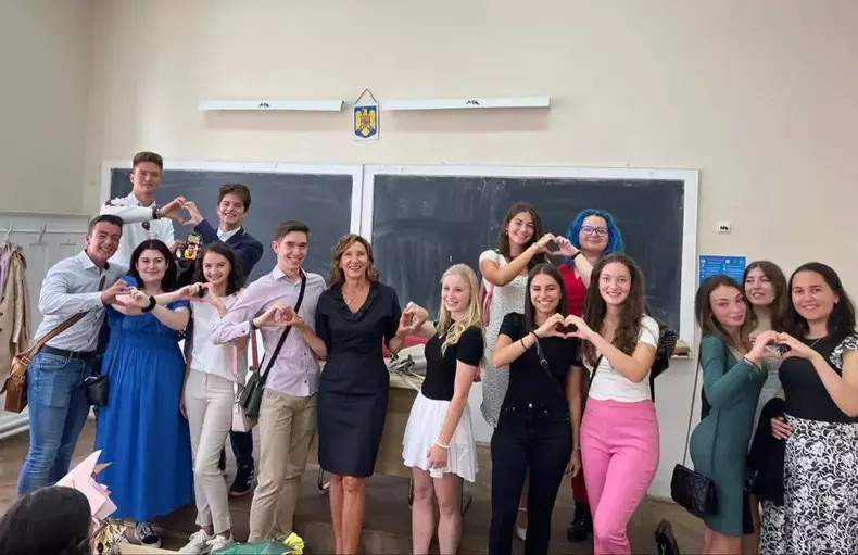 Cum s-a îmbrăcat Carmen Iohannis pentru deschiderea noului an școlar. De ce a atras atenția cu apariția sa