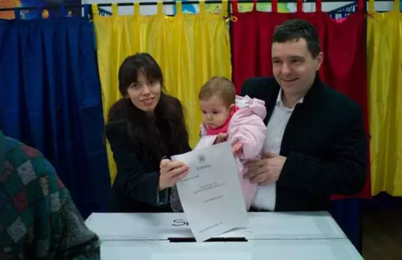 copii-nicusor-dan-si-partenera-sa-de-viata