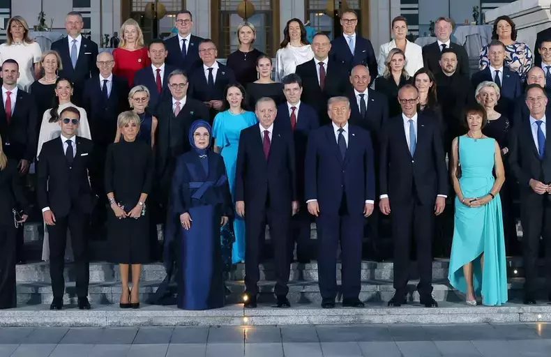 unde-au-stat-nicusor-dan-si-mirabela-gradinaru-la-poza-de-grup-cu-liderii-nato-facuta-la-ankara-1