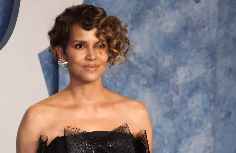 Halle Berry a pozat goală, la 56 de ani. Ce reacții neașteptate a stârnit imaginea postată de actriță