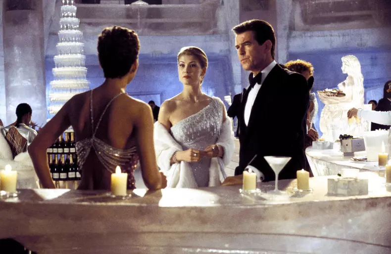 Pierce-Brosnan-și-Rosamund-Pike-în-Die-Another-Day-Scena-din-James-Bond-2002